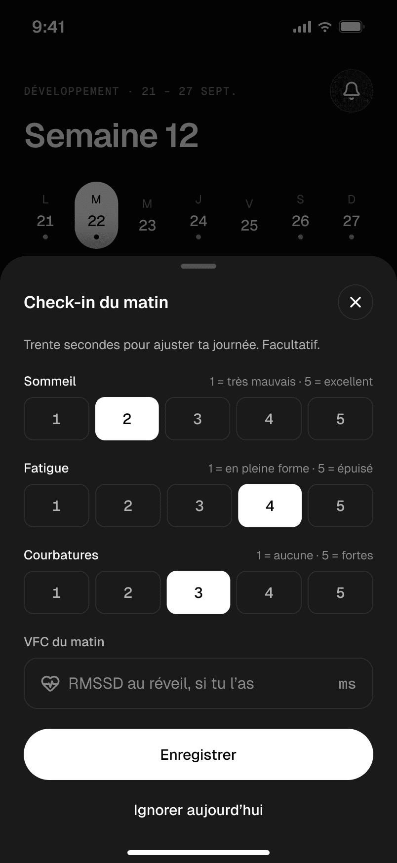 Le check-in du matin sur téléphone : sommeil, fatigue et courbatures notés de 1 à 5.